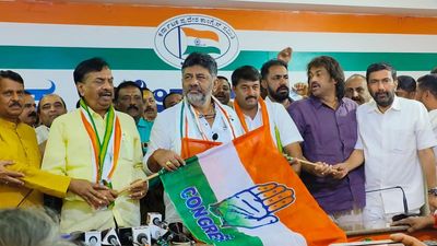 JD(S) leader Ayanur Manjunath joins Congress in Karnataka