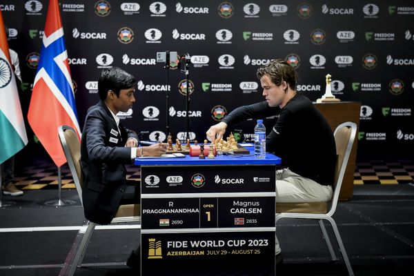 Firouzja flags in a winning endgame against Magnus Carlsen : r/chess