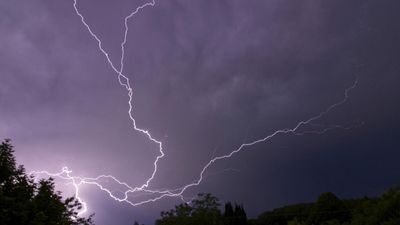 France's late summer heatwave continues, but stormy weather lies ahead