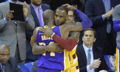 LeBron James honors Kobe Bryant’s memory by posing at Lakers facility