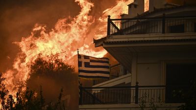 Greek wildfires spur anti-migrant sentiment