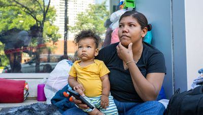 Health of thousands of migrants at Chicago police stations is in the hands of volunteer Mobile Migrant Health Team