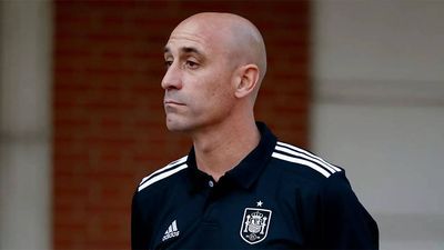 Spanish football chief refuses to resign after player kiss scandal