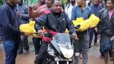 Unable to find ambulance and private vehicle, relatives carry man’s body on bike from Odisha to disputed Kotia cluster of Andhra Pradesh