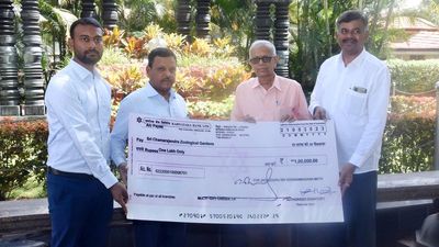 Suttur Mutt donates ₹1 lakh to Mysuru zoo to feed animals and birds