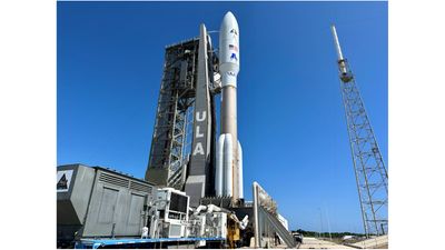 Atlas V rocket rolled to pad for 'Silent Barker' spysat launch (photos)