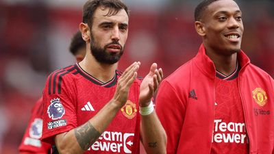 Fernandes seals comeback win for Manchester United over Forest