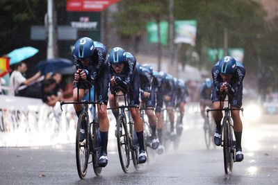 Vuelta a España: Team dsm-firmenich win rain-soaked stage 1 team time trial