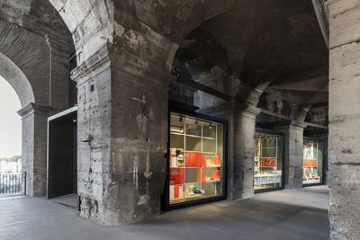 Rome Colosseum bookshop design is based on a light, modular system