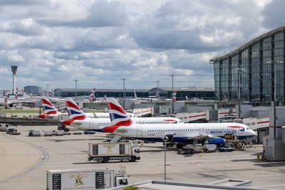 UK air traffic control chaos ‘to last for days’ after 1,200 flights cancelled – latest