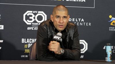 Alex Pereira goes off on ‘bitter, washed up’ Anthony Smith for talking bad about him