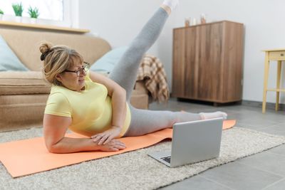 Lazy Girl Workout: The 10-minute exercise trend can work for anyone, experts say