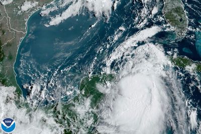 Florida football team alters its travel plans with Tropical Storm Idalia approaching the state