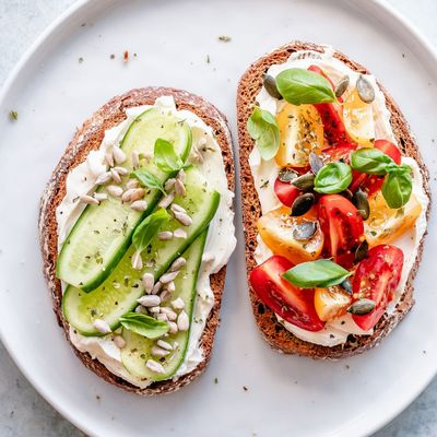 These are officially the best foods you can eat before a flight, according to two top nutritionists