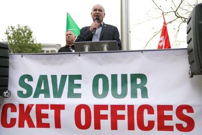 Network Rail bins bonuses for striking staff in 'disgraceful' move
