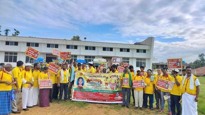 Karnataka Rashtra Samiti protest march reaches Mudigere taluk