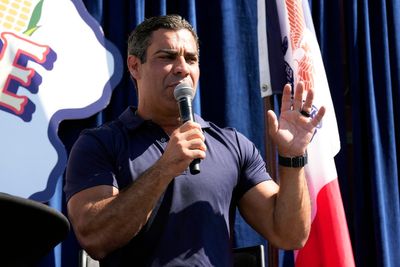 Miami Mayor Francis Suarez suspends his 2024 presidential bid after failing to qualify for debate