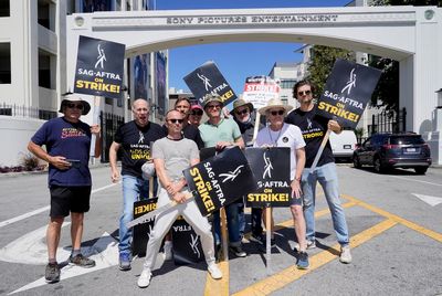 'Breaking Bad' stars reunite on picket line to call for studios to resume negotiations with actors