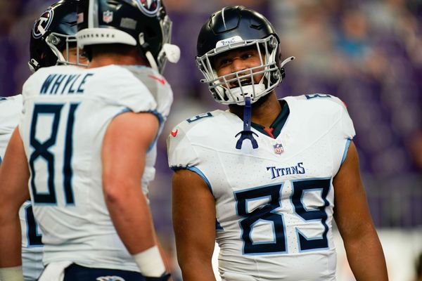 Tennessee Titans re-sign OL Justin Murray to practice squad