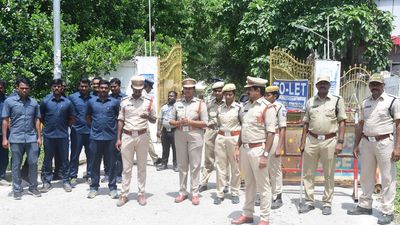 Police thwart TDP leaders’ attempt to storm office of Director of Mines and Geology Dept. in Vijayawada