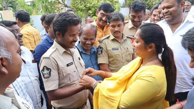 Leaders spread the message of brotherly love on Raksha Bandhan