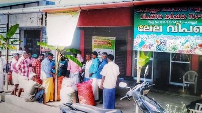 With Horticorp delaying payment, farmers start their own vegetable market at Kanthallur