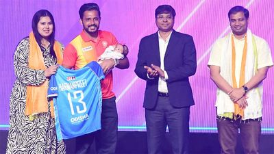 Players’ kin hand over jerseys to Asiad-bound Indian hockey teams