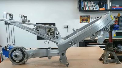 Watch This Satisfying Restoration Of A Honda VFR400R's Frame And Swingarm