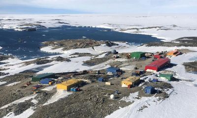 Icebreaker sails to Antarctica to rescue sick Australian expedition member