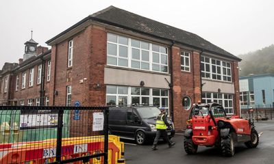 Schools in England seek alternative spaces amid fears concrete crisis could affect 1,000