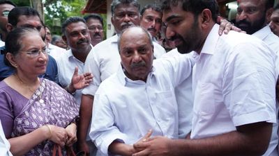 Leaders descend on Puthuppally as campaign reaches a feverish pitch
