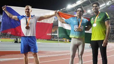 Neeraj Chopra shares a heartwarming moment with Pakistan's Arshad Nadeem