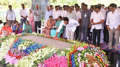 Andhra Pradesh: Jagan, Sharmila pay tributes to YSR separately at Idupulapaya