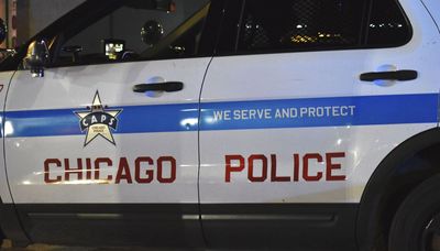 Suspect escapes after shootout with Chicago police in East Side neighborhood