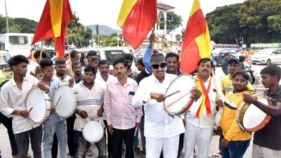 Vatal Nagaraj for political unity on Cauvery, threatens to block inter-State border