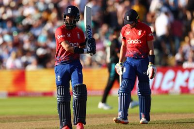 England humbled as New Zealand keep T20 series alive