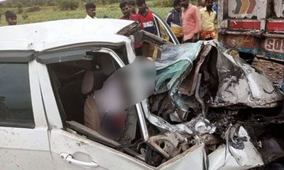 4 dead, 3 injured after car rams into parked lorry in Karnataka's Chitradurga