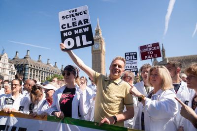 Chris Packham leads scientists in oil and gas licence protest in Westminster