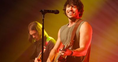 Country star Morgan Evans finds adoring crowd on home turf
