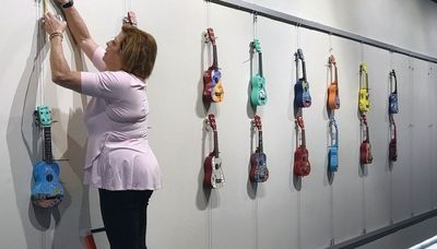 Buffalo Grove singers putting ukuleles in hands of sick children taking music therapy