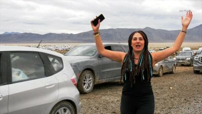 Burning Man festivalgoers begin exodus after flooding left thousands stranded in Nevada desert