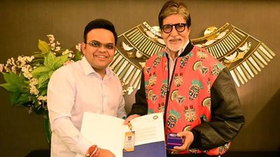 BCCI presents 'Golden' ticket to Amitabh Bachchan for ODI World Cup