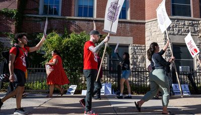 Teachers reach contract agreement at Chicago art-focused school to avert strike