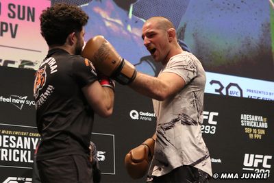 Video: Sean Strickland spars fan during UFC 293 open workouts, answers questions