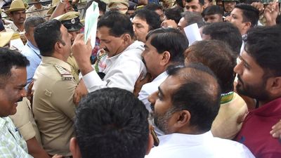 High drama outside Pratap Simha’s office after Congress workers gather for debate
