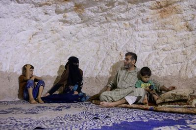 Displaced Syrians forced to build hideouts in the caves of Jabal al-Zawiya