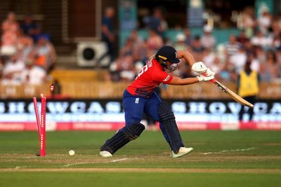 Sri Lanka dismiss England for 116 in T20 series decider in Derby