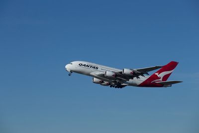 Qantas makes 78-year-old man give up business class seat for off-duty pilot on flight