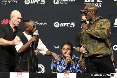 UFC 293 video: Manel Kape throws water bottles at Kai Kara-France, Israel Adesanya intervenes