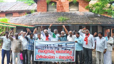 Repair Gundalakamma reservoir gates on war footing, demand farmers